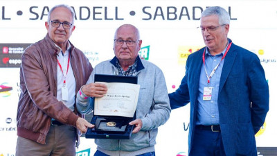 José Luis López Cerrón RFEC i Joaquim Vilaplana Boloix F.C.C. fent el reconeixement  al Miquel Borràs